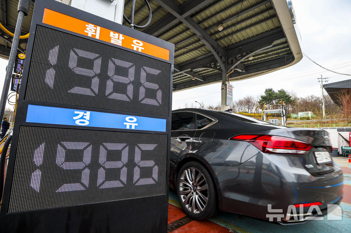 [서울=뉴시스] 정병혁 기자 = 서울 서초구 만남의광장 주유소에 유가 정보가 나타나있다. 2026.04.01. jhope@newsis.com