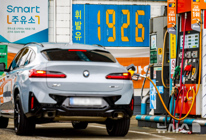 [서울=뉴시스] ﻿﻿미국과 이란 간 휴전 기대가 커지면서 1일(현지 시간) 국제 유가가 하락했다. 1일 서울의 한 주유소 모습. 2026.04.02