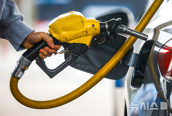 [서울=뉴시스] 정병혁 기자 = 1일 서울 서초구 만남의광장 주유소를 찾은 운전자들이 주유를 하고 있다. 2026.04.01. jhope@newsis.com