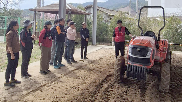 [곡성=뉴시스] 전남 곡성군 새내기 귀농인 농기계 실습교육. (사진=곡성군청 제공). photo@newsis.com *재판매 및 DB 금지