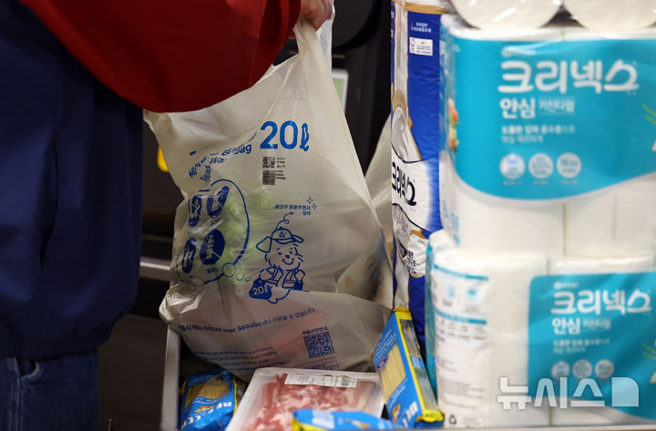 [서울=뉴시스] 최진석 기자 = 서울 한 대형 마트에서 고객이 종량제 봉투에 구입 물품을 담고 있다. 2026.04.01. myjs@newsis.com