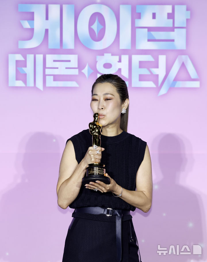 매기 강 감독, 트로피 키스