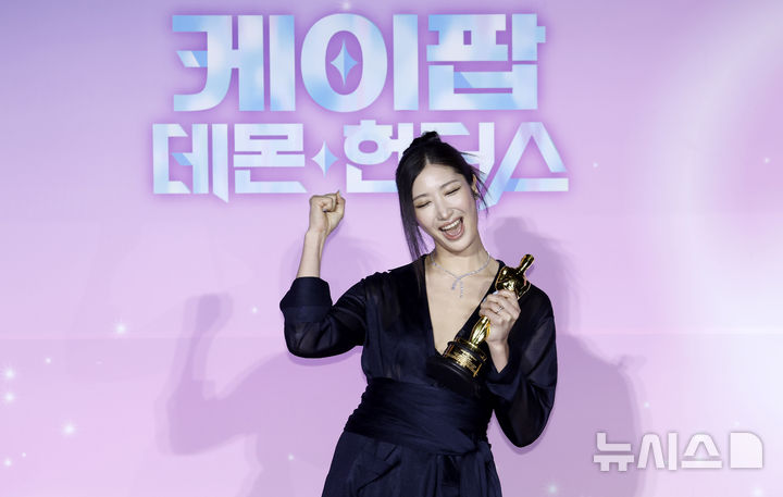 아카데미 트로피 들고 기뻐하는 이재