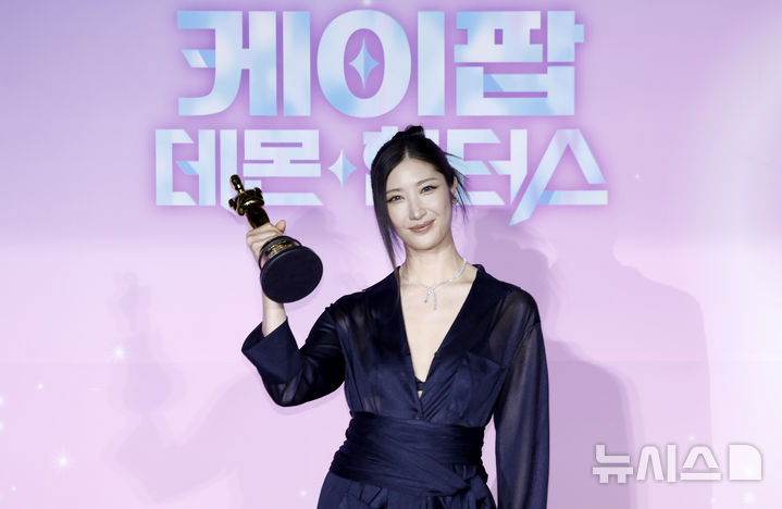 트로피 든 이재