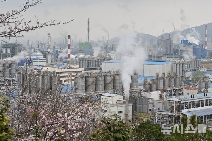 [여수=뉴시스] 이영주 기자 = 1일 오전 전남 여수시 여수국가산단 내 여수산단전망대에서 바라본 산단 입주 기업들의 굴뚝에서 수증기가 뿜어져나오고 있다. 2026.04.01. leeyj2578@newsis.com