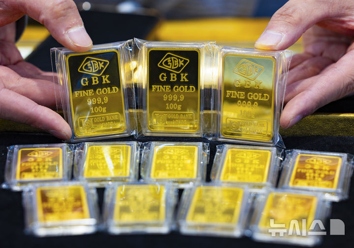 [서울=뉴시스] 김근수 기자 = 최근 국제 금값이 한 달 새 약 13% 하락하며 17년 만에 최대 낙폭을 기록한 가운데 1일 서울 시내 한 금은방에서 직원이 금 제품을 들어보이고 있다.&nbsp; 중동 정세 완화 기대와 금융시장 안정 흐름 속에서 금값은 상승폭이 제한된 모습으로 보인다. 2026.04.01. ks@newsis.com