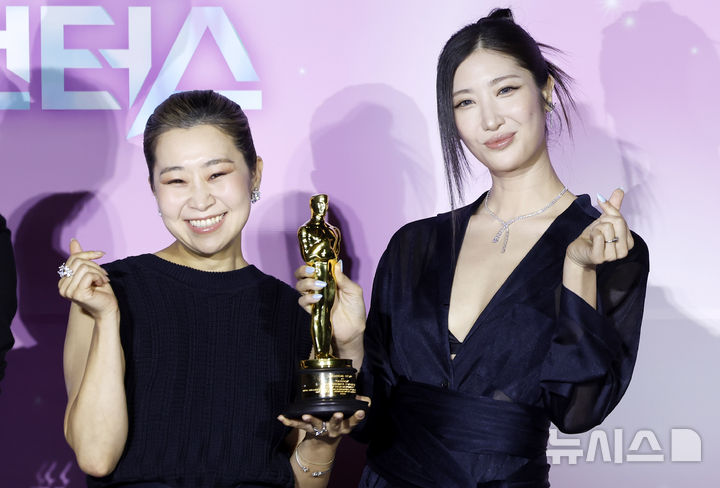 [서울=뉴시스] 김혜진 기자 = 매기 강(왼쪽) 감독, 이재가 1일 오후 서울 용산구 CGV 용산아이파크몰에서 열린 넷플릭스 영화 '케이팝 데몬 헌터스' 아카데미 수상 기념 기자간담회에서 포즈를 취하고 있다. 2026.04.01. jini@newsis.com