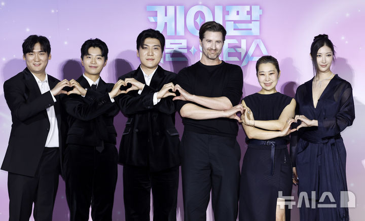 포즈 취하는 케이팝데몬헌터스 주역들