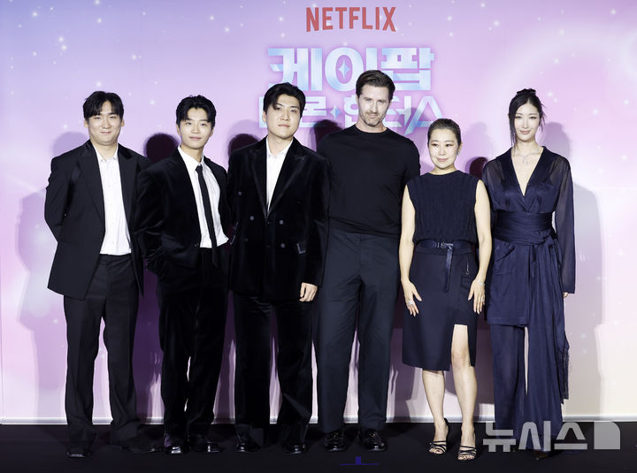 [서울=뉴시스] 김혜진 기자 = 프로듀서 IDO 남희동(왼쪽부터), 이유한, 곽중규, 크리스 애플한스 감독, 매기 강 감독, 이재가 1일 오후 서울 용산구 CGV 용산아이파크몰에서 열린 넷플릭스 영화 '케이팝 데몬 헌터스' 아카데미 수상 기념 기자간담회에서 포즈를 취하고 있다. 2026.04.01. jini@newsis.com