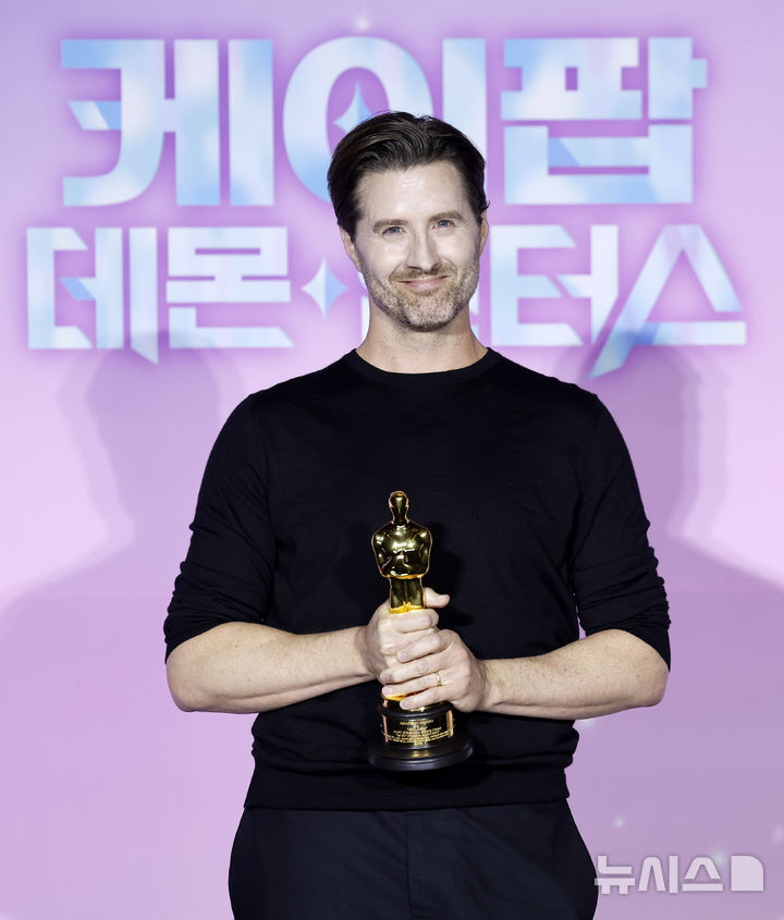 [서울=뉴시스] 김혜진 기자 = 크리스 애플한스 감독이 1일 오후 서울 용산구 CGV 용산아이파크몰에서 열린 넷플릭스 영화 '케이팝 데몬 헌터스' 아카데미 수상 기념 기자간담회에서 포즈를 취하고 있다. 2026.04.01. jini@newsis.com