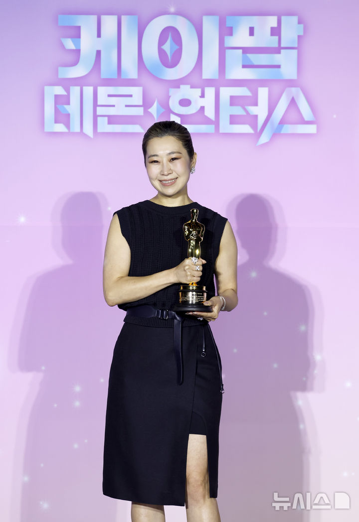 [서울=뉴시스] 김혜진 기자 = 매기 강 감독이 1일 오후 서울 용산구 CGV 용산아이파크몰에서 열린 넷플릭스 영화 '케이팝 데몬 헌터스' 아카데미 수상 기념 기자간담회에서 포즈를 취하고 있다. 2026.04.01. jini@newsis.com