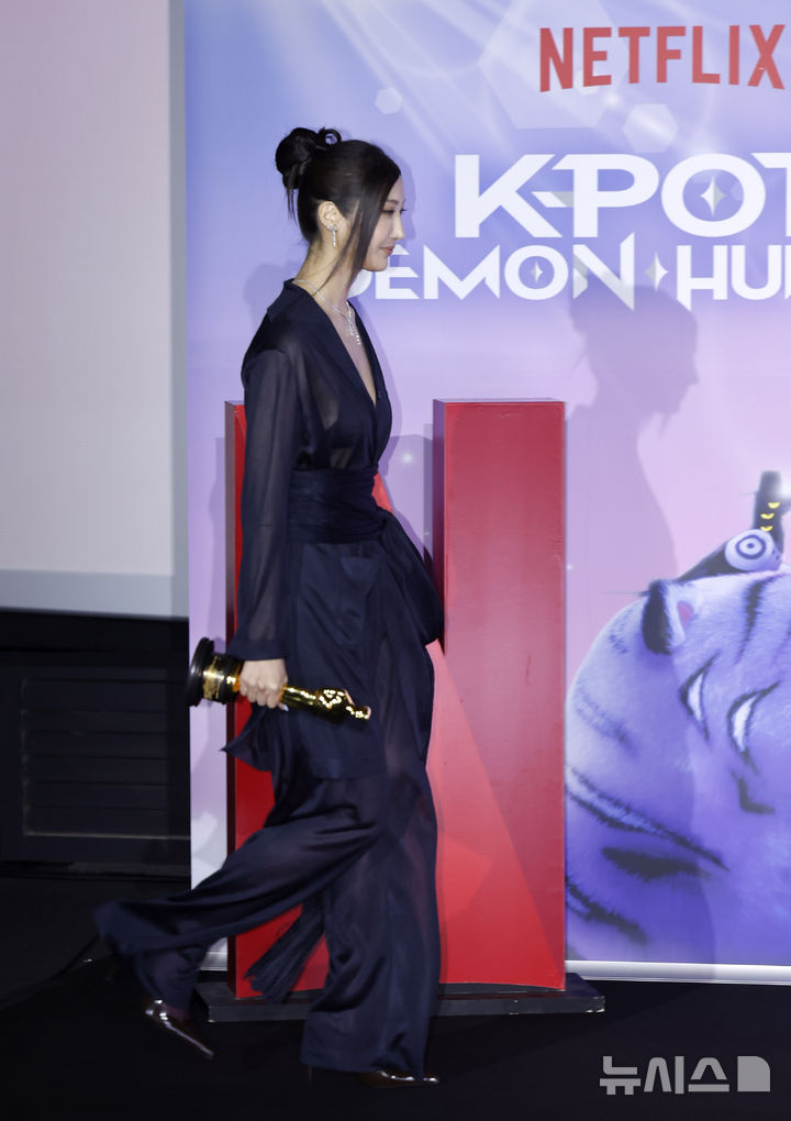 아카데미 트로피 든 이재