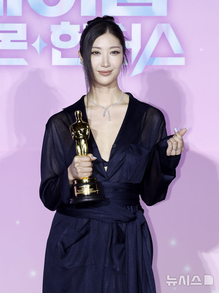 [서울=뉴시스] 김혜진 기자 = 가수 이재가 1일 오후 서울 용산구 CGV 용산아이파크몰에서 열린 넷플릭스 영화 '케이팝 데몬 헌터스' 아카데미 수상 기념 기자간담회에서 포즈를 취하고 있다. 2026.04.01. jini@newsis.com