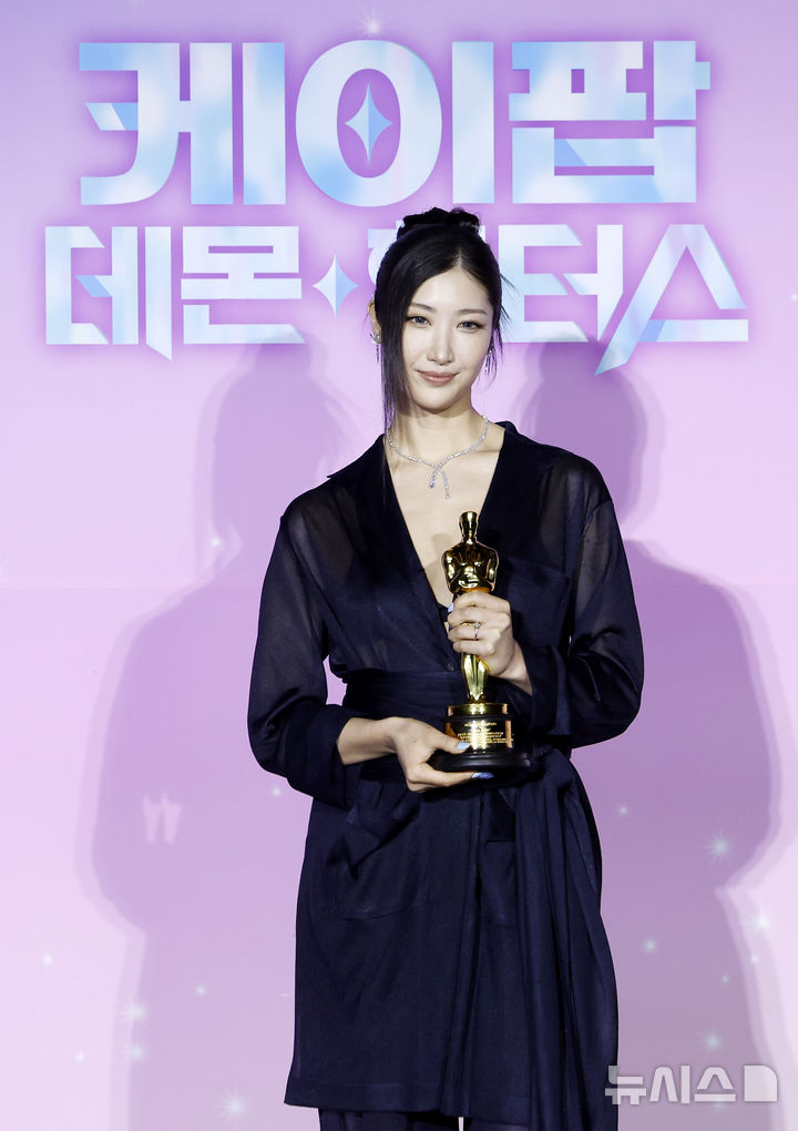 아카데미 트로피 든 이재