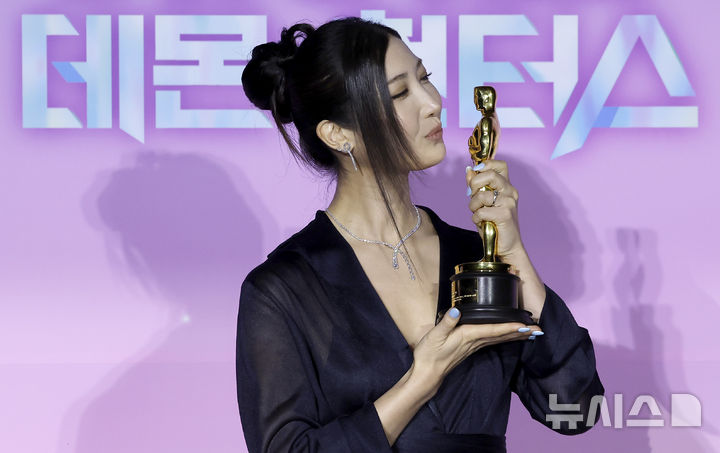 [서울=뉴시스] 김혜진 기자 = 가수 이재가 1일 오후 서울 용산구 CGV 용산아이파크몰에서 열린 넷플릭스 영화 '케이팝 데몬 헌터스' 아카데미 수상 기념 기자간담회에서 포즈를 취하고 있다. 2026.04.01. jini@newsis.com