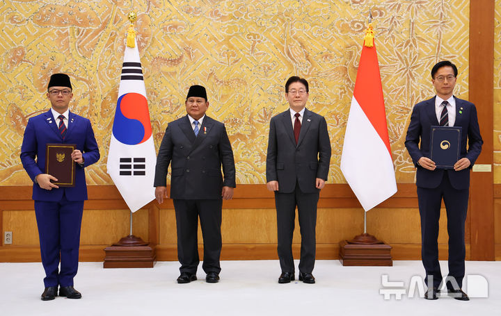 [서울=뉴시스] 고범준 기자 = 김용선 지식재산처장과 수기오노 외교부 장관이 1일 청와대에서 이재명 대통령과 프라보워 수비안토 인도네시아 대통령이 임석한 가운데 지식재산 보호 및 집행 협력에 관한 양해각서(신규)를 체결한 뒤 기념촬영을 하고 있다. 2026.04.01. bjko@newsis.com