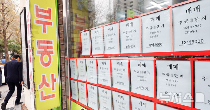 [서울=뉴시스] 최진석 기자 = 서울 노도강(노원·도봉·강북구) 일대에서 '전세 0건, 월세 0건' 단지가 속출하고 있는 1일 서울 노원구 한 부동산 게시판에 매매물건 광고만 보이고 있다. 지난 3월 31일 네이버 부동산 기준 1981세대 규모의 서울 도봉구 창동 '동아청솔' 아파트와 인근 단지인 '쌍용(1352세대)', '창동현대2차(705세대)', '신도브래뉴1차(456세대)', '창동성원(194세대)', 창동현대3차(92세대)' 아파트의 전·월세 매물은 0건으로 나타났다. 2026.04.01. myjs@newsis.com