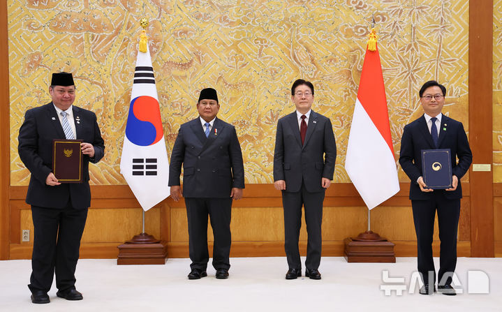 [서울=뉴시스] 고범준 기자 = 김성범 해양수산부 차관과 아이를랑가 하르타르토 경제조정부 장관이 1일 청와대에서 이재명 대통령과 프라보워 수비안토 인도네시아 대통령이 임석한 가운데 해양플랜트 서비스산업 협력에 관한 양해각서(개정)를 체결한 뒤 기념촬영을 하고 있다. 2026.04.01. bjko@newsis.com