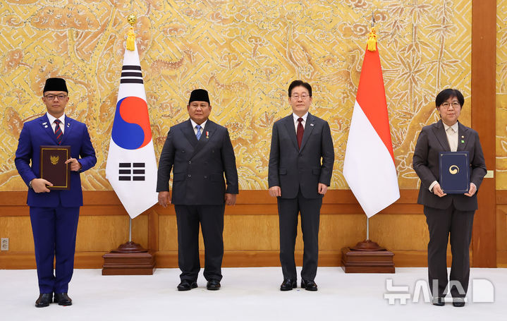 [서울=뉴시스] 고범준 기자 = 정은경 보건복지부 장관과 수기오노 외교부 장관이 1일 청와대에서 이재명 대통령과 프라보워 수비안토 인도네시아 대통령이 임석한 가운데 AI 기본의료 및 인적개발 협력에 관한 양해각서(신규)를 체결한 뒤 기념촬영을 하고 있다. 2026.04.01. bjko@newsis.com