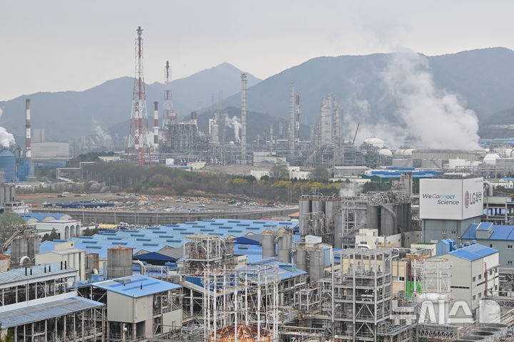 [여수=뉴시스] 이영주 기자 = 중동발 나프타 대란이 이어지고 있는 가운데 1일 오전 전남지역 나프타 가공(NCC)공장이 몰려있는 여수산단이 중국발 석유화학제품 물량공세와 이에따른 정부의 구조조정 압력, 최근 중동사태로 고충을 겪고 있다. 2026.04.01. leeyj2578@newsis.com