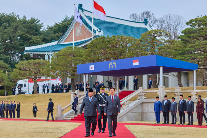 [서울=뉴시스] 고범준 기자 = 이재명 대통령과 프라보워 수비안토 인도네시아 대통령이 1일 청와대에서 열린 공식환영식에서 의장대 사열을 위해 이동하고 있다. (사진=청와대 제공) 2026.04.01. photo@newsis.com *재판매 및 DB 금지