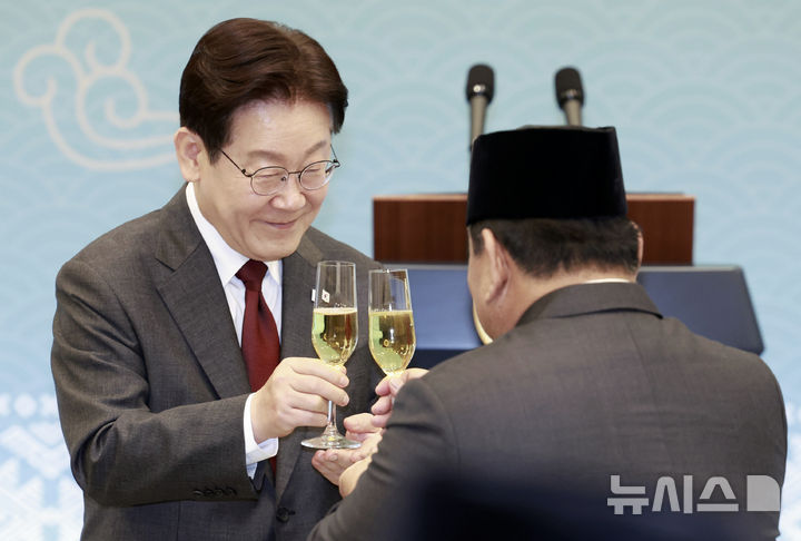 [서울=뉴시스] 최동준 기자 = 이재명 대통령과 프라보워 수비안토 인도네시아 대통령이 1일 청와대에서 열린 한-인도네시아 국빈 오찬에서 건배를 하고 있다. 2026.04.01. photocdj@newsis.com