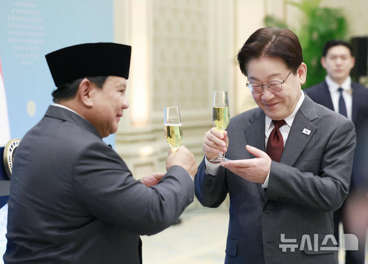 [서울=뉴시스] 최동준 기자 = 이재명 대통령과 프라보워 수비안토 인도네시아 대통령이 1일 청와대에서 열린 한-인도네시아 국빈 오찬에서 건배를 하고 있다. 2026.04.01. photocdj@newsis.com