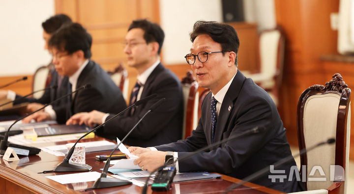 [서울=뉴시스] 김선웅 기자 = 김민석 국무총리가 1일 서울 종로구 정부서울청사에서 열린 제2차 국토대전환 범정부 추진협의회에서 모두발언을 하고 있다. 2026.04.01. mangusta@newsis.com