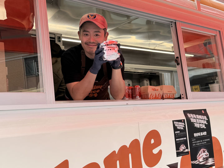 [서울=뉴시스] 유용욱 셰프가 1일 오전 서울 성수동 게릴라 와퍼트럭에서 시민들에게 9일 출시되는 버거킹의 '스모크 비프립 와퍼'를 직접 조리해 선보이고 있다. (사진=버거킹 제공) 2026.04.01. photo@newsis.com *재판매 및 DB 금지