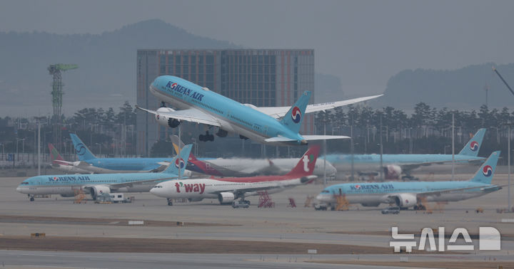 [인천공항=뉴시스] 권창회 기자 = 1일 인천국제공항에서 항공기가 이륙하고 있다. 중동 전쟁으로 국제유가가 치솟으면서 이번 달 발권하는 항공권에 부과되는 유류할증료가 지난 달과 비교해 일제히 최대 3배 이상 뛰어올랐다. 이에 대한항공, 티웨이항공 등을 비롯한 항공업계는 비상경영을 선포했고 아시아나항공은 국제선 4개 노선의 항공편 총 14회를 감편한다. 2026.04.01. kch0523@newsis.com