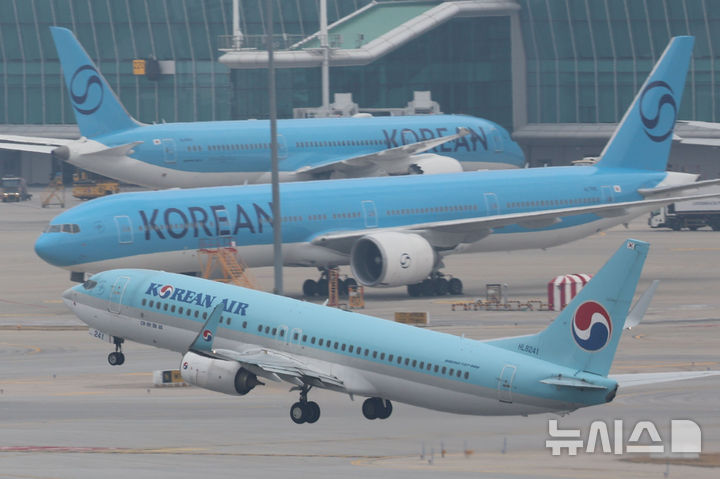 [인천공항=뉴시스] 권창회 기자 = 지난 1일 인천국제공항에서 항공기가 이륙하고 있다. 2026.04.01. kch0523@newsis.com