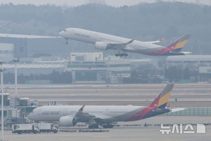[인천공항=뉴시스] 권창회 기자 = 1일 인천국제공항에서 항공기가 이륙하고 있다. 중동 전쟁으로 국제유가가 치솟으면서 이번 달 발권하는 항공권에 부과되는 유류할증료가 지난 달과 비교해 일제히 최대 3배 이상 뛰어올랐다. 이에 대한항공, 티웨이항공 등을 비롯한 항공업계는 비상경영을 선포했고 아시아나항공은 국제선 4개 노선의 항공편 총 14회를 감편한다. 2026.04.01. kch0523@newsis.com
