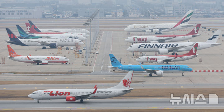 [인천공항=뉴시스] 권창회 기자 = 1일 인천국제공항에서 항공기가 주기되어 있다. 중동 전쟁으로 국제유가가 치솟으면서 이번 달 발권하는 항공권에 부과되는 유류할증료가 지난 달과 비교해 일제히 최대 3배 이상 뛰어올랐다. 전쟁이 장기화하면서 유가가 고공행진하고 있어 유류할증료는 다음 달 이후 더욱 높아질 것으로 전망된다. 2026.04.01. kch0523@newsis.com