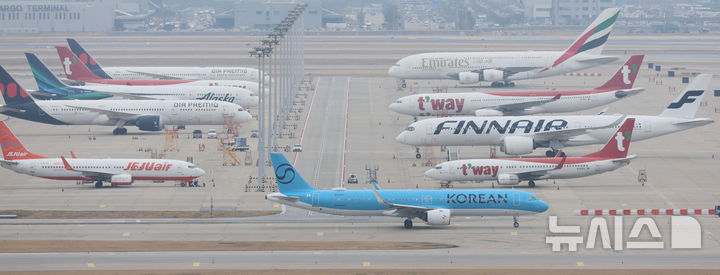 [인천공항=뉴시스] 권창회 기자 = 1일 인천국제공항에서 항공기가 주기되어 있다. 중동 전쟁으로 국제유가가 치솟으면서 이번 달 발권하는 항공권에 부과되는 유류할증료가 지난 달과 비교해 일제히 최대 3배 이상 뛰어올랐다. 전쟁이 장기화하면서 유가가 고공행진하고 있어 유류할증료는 다음 달 이후 더욱 높아질 것으로 전망된다. 2026.04.01. kch0523@newsis.com