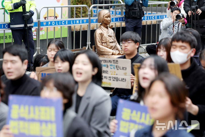 [서울=뉴시스] 김진아 기자 = 1일 서울 종로구 옛 주한 일본대사관 앞에서 열린 제1746차 일본군 성노예제 문제해결을 위한 정기 수요시위에서 바리케이드를 벗어난 소녀상의 모습이 보이고 있다. 평화의 소녀상은 이날 수요시위에서 약 6년 만에 경찰 바리케이드를 벗어나 시민들 앞에 모습을 드러냈다. 안전 문제를 고려해 전면 철거 대신 한시 개방 방식을 택한 것으로 전해졌다. 경찰은 4월 말께 바리케이드 철거 여부를 다시 판단할 방침이다. 2026.04.01. bluesoda@newsis.com