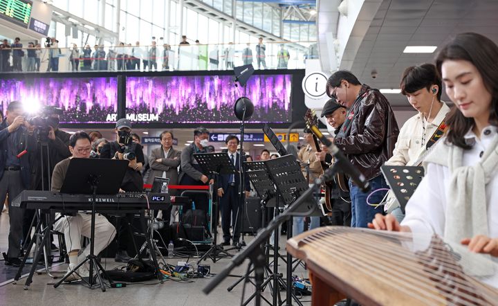 [서울=뉴시스] 최휘영 문화체육관광부 장관이 1일 '문화가 있는 날'의 매주 수요일 확대 시행을 기념해 서울역에서 열린 '수요일은 문화요일, 문화로 놀자!' 공연에 참여해 기타를 연주하고 있다. (사진=문화체육관광부 제공) 2026.04.01. photo@newsis.com *재판매 및 DB 금지