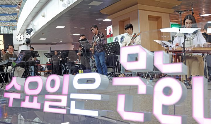 [서울=뉴시스] 최휘영 문화체육관광부 장관이 1일 '문화가 있는 날'의 매주 수요일 확대 시행을 기념해 서울역에서 열린 '수요일은 문화요일, 문화로 놀자!' 공연에 참여해 기타를 연주하고 있다. (사진=문화체육관광부 제공) 2026.04.01. photo@newsis.com *재판매 및 DB 금지
