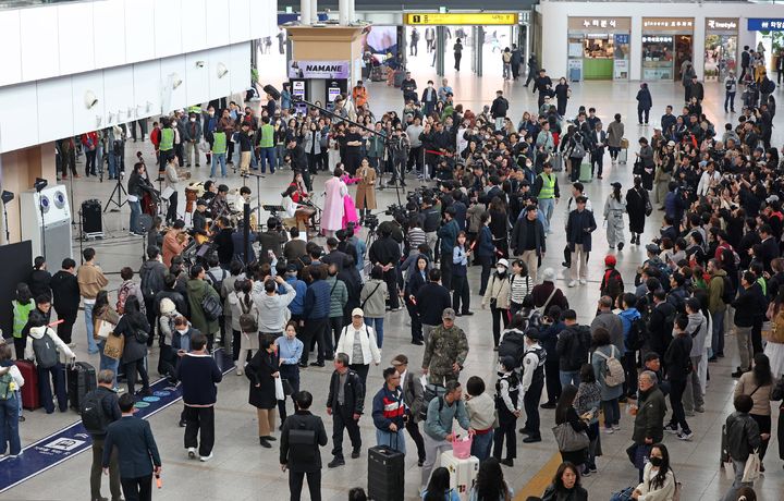 [서울=뉴시스] 1일 '문화가 있는 날'의 매주 수요일 확대 시행을 기념해 서울역에서 '수요일은 문화요일, 문화로 놀자!' 공연이 펼쳐지고 있다. 최휘영 문화체육관광부 장관은 이날 공연에서 직접 기타 연주를 선보였다. (사진=문화체육관광부 제공) 2026.04.01. photo@newsis.com *재판매 및 DB 금지
