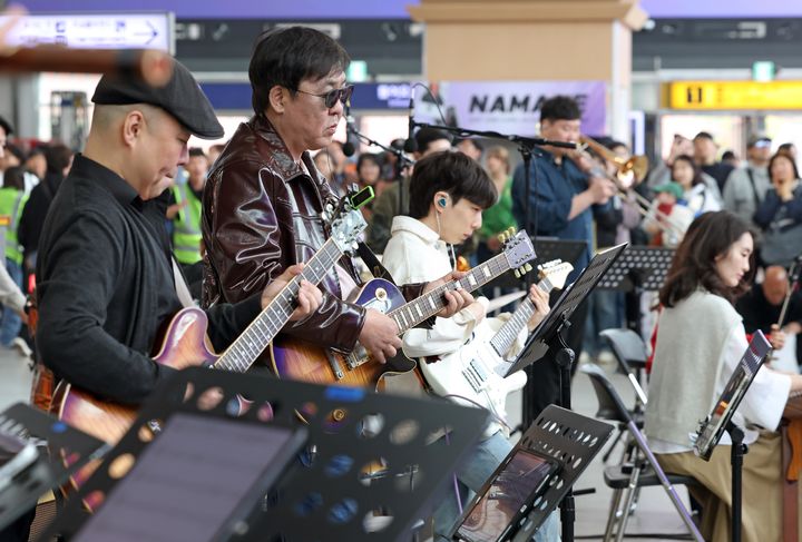 [서울=뉴시스] 최휘영 문화체육관광부 장관이 1일 '문화가 있는 날'의 매주 수요일 확대 시행을 기념해 서울역에서 열린 '수요일은 문화요일, 문화로 놀자!' 공연에 참여해 기타를 연주하고 있다. (사진=문화체육관광부 제공) 2026.04.01. photo@newsis.com *재판매 및 DB 금지