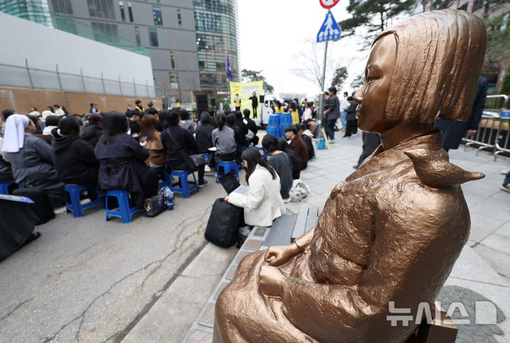 [서울=뉴시스] 김진아 기자 = 1일 서울 종로구 옛 주한 일본대사관 앞에서 열린 제1746차 일본군 성노예제 문제해결을 위한 정기 수요시위에서 바리케이드를 벗어난 소녀상의 모습이 보이고 있다. 평화의 소녀상은 이날 수요시위에서 약 6년 만에 경찰 바리케이드를 벗어나 시민들 앞에 모습을 드러냈다. 안전 문제를 고려해 전면 철거 대신 한시 개방 방식을 택한 것으로 전해졌다. 경찰은 4월 말께 바리케이드 철거 여부를 다시 판단할 방침이다. 2026.04.01. bluesoda@newsis.com