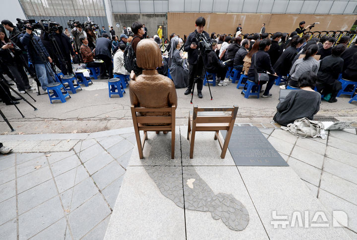 [서울=뉴시스] 김진아 기자 = 1일 서울 종로구 옛 주한 일본대사관 앞에서 열린 제1746차 일본군 성노예제 문제해결을 위한 정기 수요시위에서 바리케이드를 벗어난 소녀상의 모습이 보이고 있다. 평화의 소녀상은 이날 수요시위에서 약 6년 만에 경찰 바리케이드를 벗어나 시민들 앞에 모습을 드러냈다. 안전 문제를 고려해 전면 철거 대신 한시 개방 방식을 택한 것으로 전해졌다. 경찰은 4월 말께 바리케이드 철거 여부를 다시 판단할 방침이다. 2026.04.01. bluesoda@newsis.com