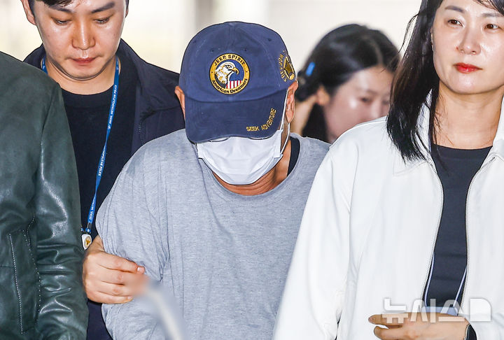 [서울=뉴시스] 정병혁 기자 = 이혼한 전처를 살해하고 시신을 유기하려 한 60대 남성 A씨가 1일 서울 서초구 서울중앙지방법원에서 열린 구속 전 피의자심문(영장실질심사)에 출석하고 있다. 2026.04.01. jhope@newsis.com