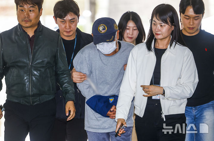 [서울=뉴시스] 정병혁 기자 = 이혼한 전처를 살해하고 시신을 유기하려 한 60대 남성 A씨가 1일 서울 서초구 서울중앙지방법원에서 열린 구속 전 피의자심문(영장실질심사)에 출석하고 있다. 2026.04.01. jhope@newsis.com