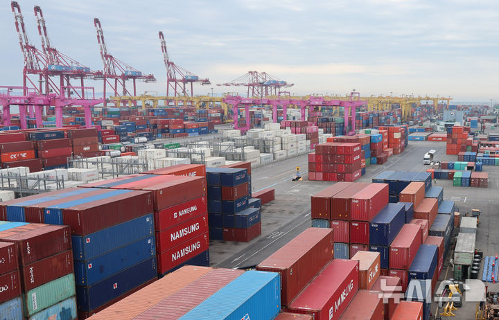 [인천=뉴시스] 전진환 기자 = 1일 산업통상부가 발표한 '3월 수출입 동향'에 따르면 중동 사태에도 불구하고 지난달 수출이 전년과 비교해 48.3% 증가하며 사상 처음으로 월 800억 달러를 넘는 861억3000만 달러(129조5395억원)를 기록했다. 이에 수출 증가세는 10개월째 이어지고 있으며, 무역수지 역시 14개월 연속 흑자를 달성했다. 지난달 수입은 13.2% 늘어난 604억 달러(90조8416억원)를 기록했고, 무역수지는 257억4000만 달러(38조7129억원) 흑자를 달성해 사상 최대 실적을 갈아치웠다. 이날 인천 연수구 인천신항 컨테이너 터미널에 컨테이너가 쌓여 있다. 2026.04.01. amin2@newsis.com