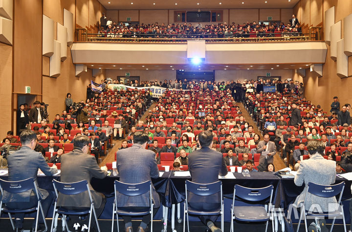 [무안=뉴시스] 박기웅 기자 = 1일 오후 전남 무안군 무안읍 승달문화예술회관 대강당에서 열린 '광주 군공항 이전 주민설명회'에서 국방부 등 관계자들이 주민들의 질의응답을 받고 있다. 2026.04.01. pboxer@newsis.com