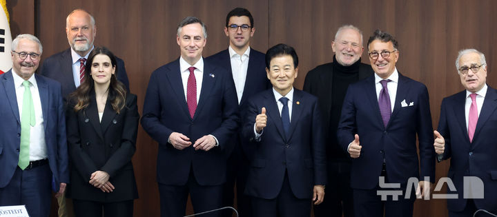 [서울=뉴시스] 추상철 기자 = 정동영 통일부 장관이 1일 오후 서울 종로구 정부서울청사에서 데이비드 맥얼리스터(왼쪽 네번째) EU의회 외교위원회 위원장 등 방한단과 면담하기 전 기념촬영을 하고 있다. 2026.04.01. scchoo@newsis.com