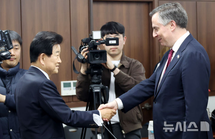 데이비드 맥얼리스터 EU의회 외교위원장과 인사하는 정동영 장관