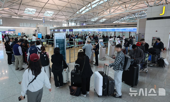[인천공항=뉴시스] 권창회 기자 = 1일 인천국제공항 제1여객터미널에서 여행객들이 탑승수속을 밟고 있다. 중동 전쟁으로 국제유가가 치솟으면서 이번 달 발권하는 항공권에 부과되는 유류할증료가 지난 달과 비교해 일제히 최대 3배 이상 뛰어올랐다. 전쟁이 장기화하면서 유가가 고공행진하고 있어 유류할증료는 다음 달 이후 더욱 높아질 것으로 전망된다. 2026.04.01. kch0523@newsis.com