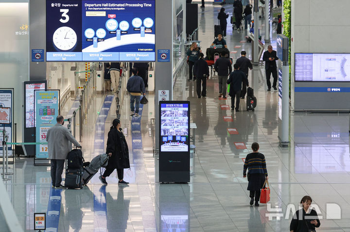 [인천공항=뉴시스] 권창회 기자 = 1일 인천국제공항 제1여객터미널 출국장이 비교적 한적한 모습을 보이고 있다. 중동 전쟁으로 국제유가가 치솟으면서 이번 달 발권하는 항공권에 부과되는 유류할증료가 지난 달과 비교해 일제히 최대 3배 이상 뛰어올랐다. 전쟁이 장기화하면서 유가가 고공행진하고 있어 유류할증료는 다음 달 이후 더욱 높아질 것으로 전망된다. 2026.04.01. kch0523@newsis.com