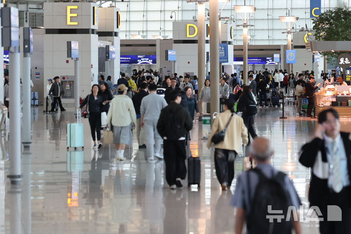 [인천공항=뉴시스] 권창회 기자 = 1일 인천국제공항 제1여객터미널 출국장이 비교적 한적한 모습을 보이고 있다. 2026.04.01. kch0523@newsis.com